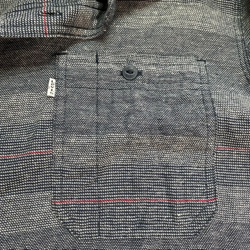 Levi’s Men’s standard fit blue striped long sleeve button down shirt